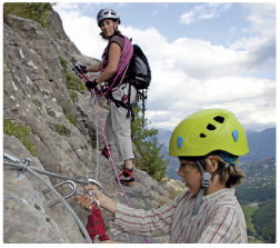 ヴィアフェラータでの子供のビレイ - PETZL | SPORT